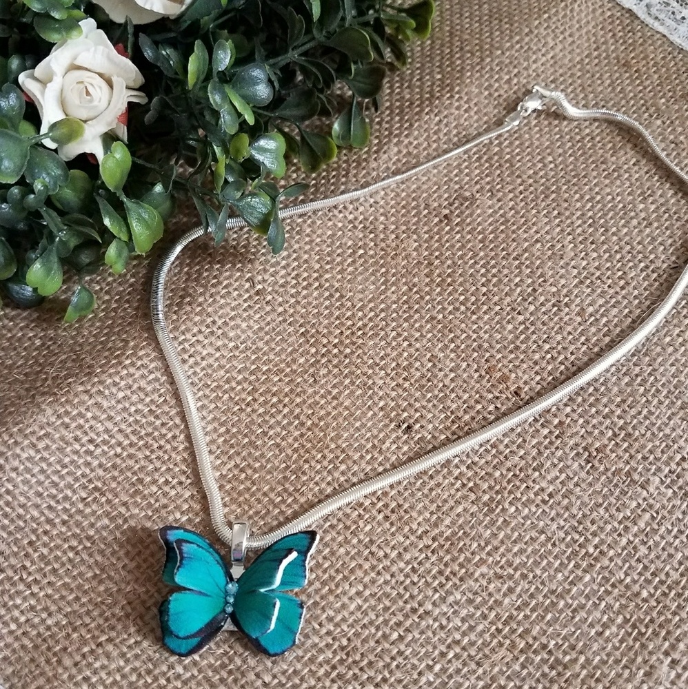 Gorgeous butterly silver necklace